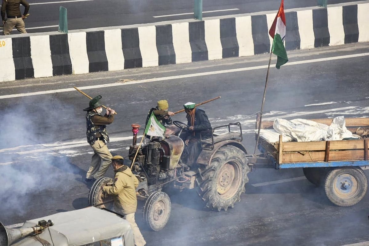 Farmers Protest: விவசாயிகள் மீது போலிஸ் கொடூர தாக்குதல்; விவசாயி பலி : போர்க்களமானது டெல்லி!