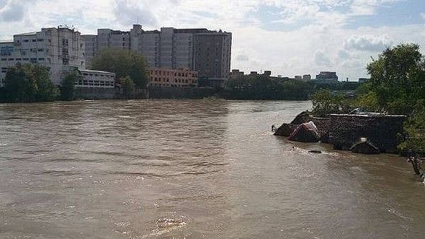 மழைநீரை சேமிக்க முடியாததால் குடிநீர் தட்டுப்பாடு- கடலில் வீணாக கலப்பதை தடுக்க நடவடிக்கை வேண்டும்: ஐகோர்ட்