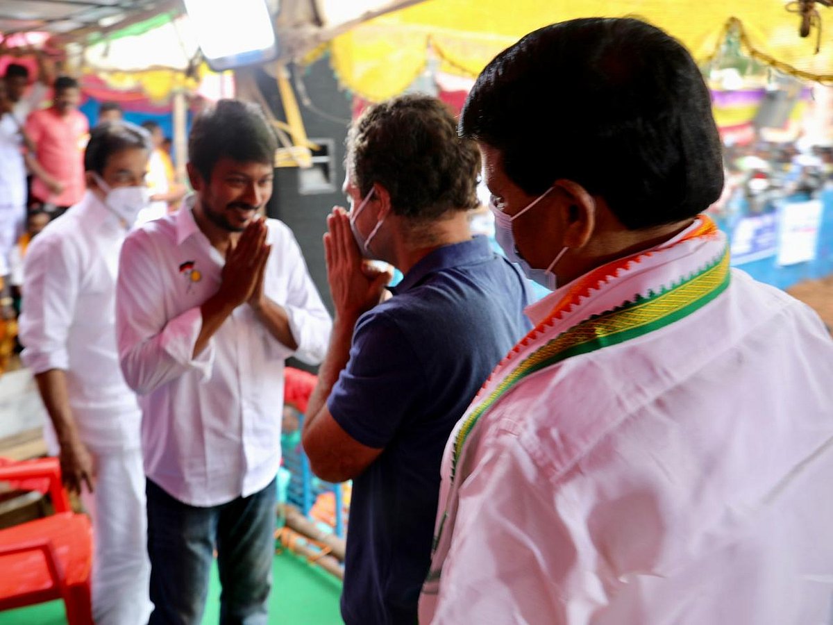 அவனியாபுரம் ஜல்லிக்கட்டு : வியந்து பார்த்த ராகுல் காந்தி - விளக்கம் கொடுத்த உதயநிதி ஸ்டாலின் !