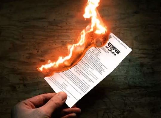 சுப்ரீம் கோர்ட் தீர்ப்புக்கு பிறகும் நீடிக்கும் போராட்டம்.. வேளாண் கருப்பு சட்ட நகலை எரித்த விவசாயிகள்..!