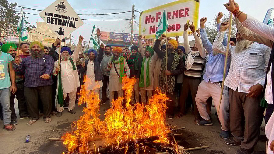 சுப்ரீம் கோர்ட் தீர்ப்புக்கு பிறகும் நீடிக்கும் போராட்டம்.. வேளாண் கருப்பு சட்ட நகலை எரித்த விவசாயிகள்..!