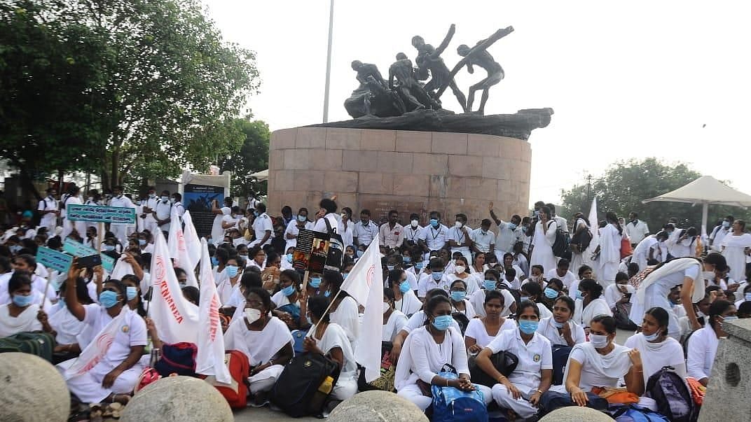 “சம வேலைக்கு சம ஊதியம் வேண்டும்” : அ.தி.மு.க அரசைக் கண்டித்து தமிழகம் முழுவதும் செவிலியர்கள் போராட்டம் !