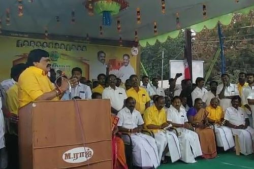 “ஒரு கையில் கொடியும், மறு கையில் தடியும் எடுக்க வேண்டும்” - அமைச்சர் ராஜேந்திர பாலாஜி பேச்சால் பரபரப்பு!