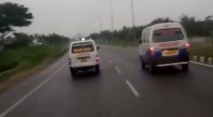 “220 கி.மீ தூரம்.. 2.20 மணிநேரத்தில் பயணம்”: குழந்தையின் உயிரைக் காக்க கைகோர்த்த ஆம்புலன்ஸ் ஒட்டுநர்கள்!