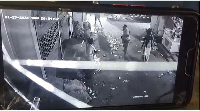 “மாமுல் தரலைன்னா வெட்டுவோம்” : கோயம்பேடு மார்க்கெட்டில் கஞ்சா போதையில் ரவுடிகள் வெறிச்செயல் !