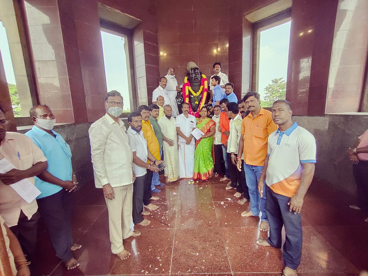 சென்னையில் திருவள்ளுவர் சிலைக்கு மாலை அணிவித்து மரியாதை செலுத்திய திமுகவினர் (படங்கள்)