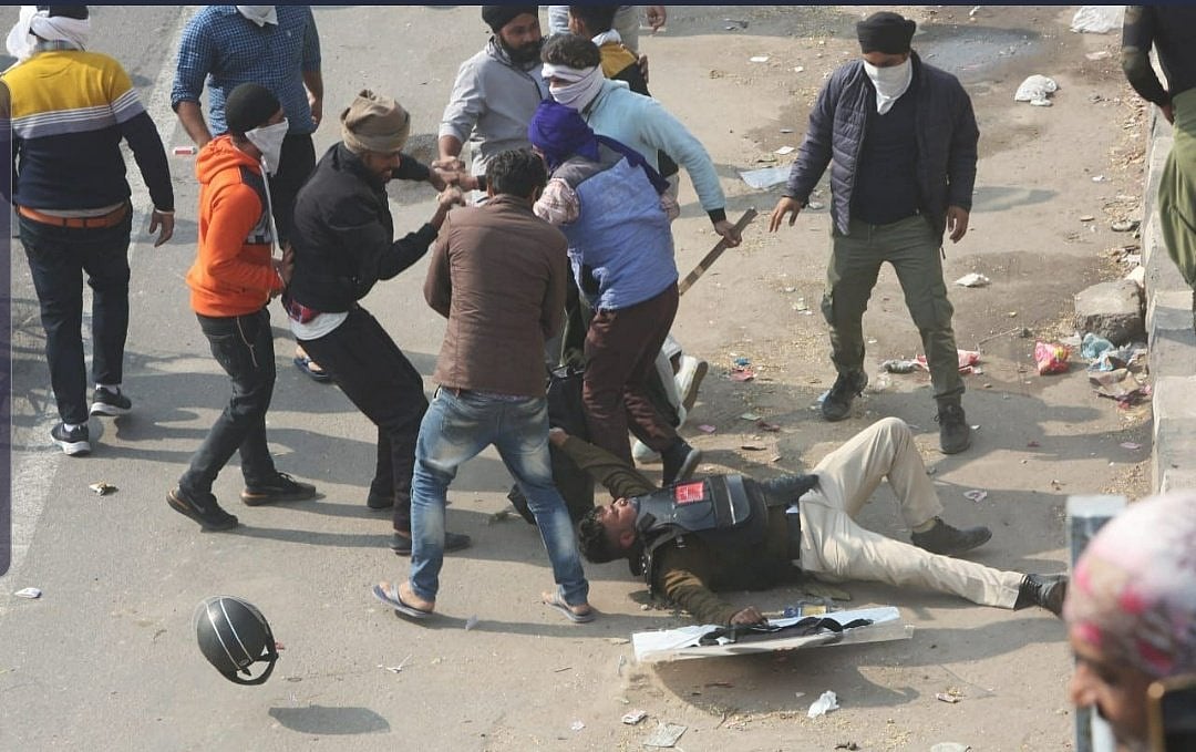 வன்முறை களமாக மாறிய டெல்லி: டிராக்டர் பேரணியின் போது விவசாயிகளை கொடூரமாக தாக்கி போலிஸ் அராஜகம்..! (ALBUM)