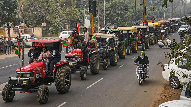 டிராக்டர் பேரணி எதிரொலி: விவசாயிகளுக்கு பெட்ரோல், டீசல் தர உ.பி., ஹரியானா  பாஜக அரசு மறுப்பதாக புகார்!
