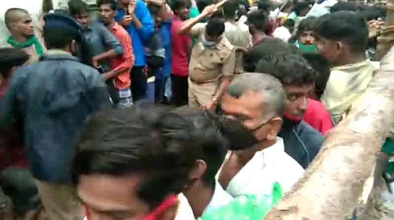 “ஜல்லிக்கட்டு போட்டிக்கு டோக்கன் வழங்குவதில் அளும் கட்சியினர் குளறுபடி”: மாடுபிடி வீரர்கள் போலிஸ் தடியடி!