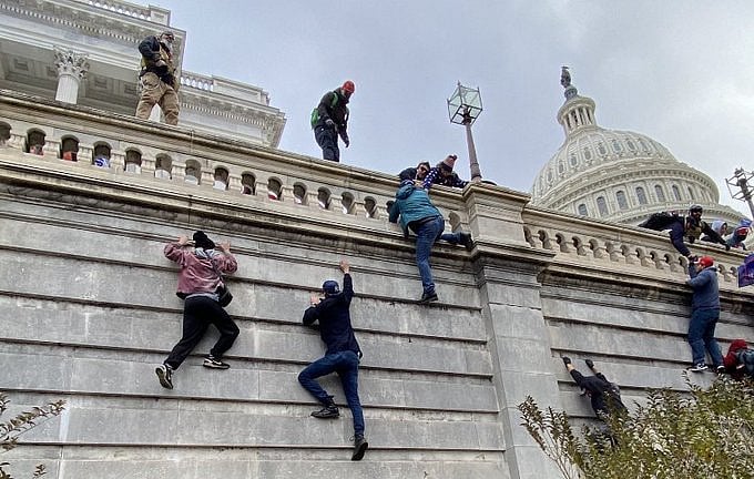 ஜோ பிடன் வெற்றியை தடுக்க சதி : அமெரிக்க நாடாளுமன்றத்தை முற்றுகையிட்டு டிரம்ப் ஆதரவாளர்கள் வன்முறை! #Album