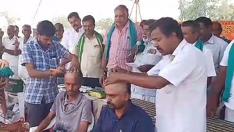 உயர்மின் கோபுரம் திட்டத்துக்கு எதிராக காத்திருப்பு போராட்டம்: மொட்டையடித்து போராடிய திருப்பூர் விவசாயிகள்