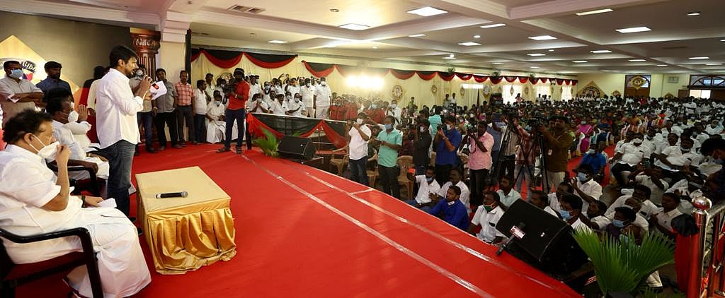 விழுப்புரம் மாவட்டத்தில் மக்களுடன் கலந்துரையாடிய உதயநிதி ஸ்டாலின்! (Album)