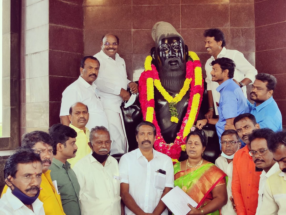சென்னையில் திருவள்ளுவர் சிலைக்கு மாலை அணிவித்து மரியாதை செலுத்திய திமுகவினர் (படங்கள்)