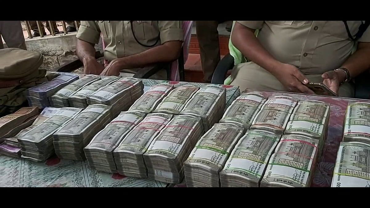 போலிஸ் வேடமிட்டு நகை வியாபாரியிடம் ரூ.80 லட்சம் கொள்ளை.. 15 மணிநேரத்தில் மர்ம கும்பலை பிடித்த தனிப்படை!