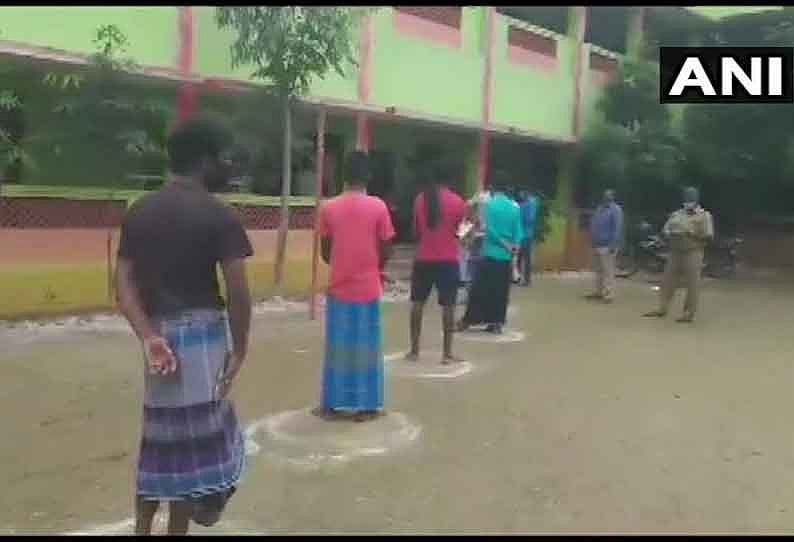 “ஜல்லிக்கட்டு போட்டிக்கு டோக்கன் வழங்குவதில் அளும் கட்சியினர் குளறுபடி”: மாடுபிடி வீரர்கள் போலிஸ் தடியடி!