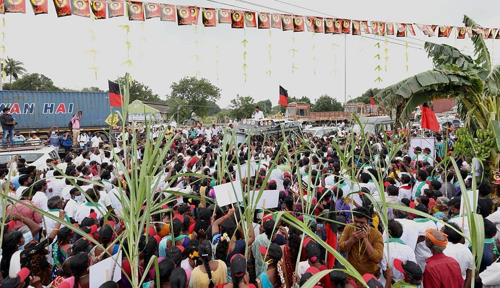 விழுப்புரம் மாவட்டத்தில் மக்களுடன் கலந்துரையாடிய உதயநிதி ஸ்டாலின்! (Album)