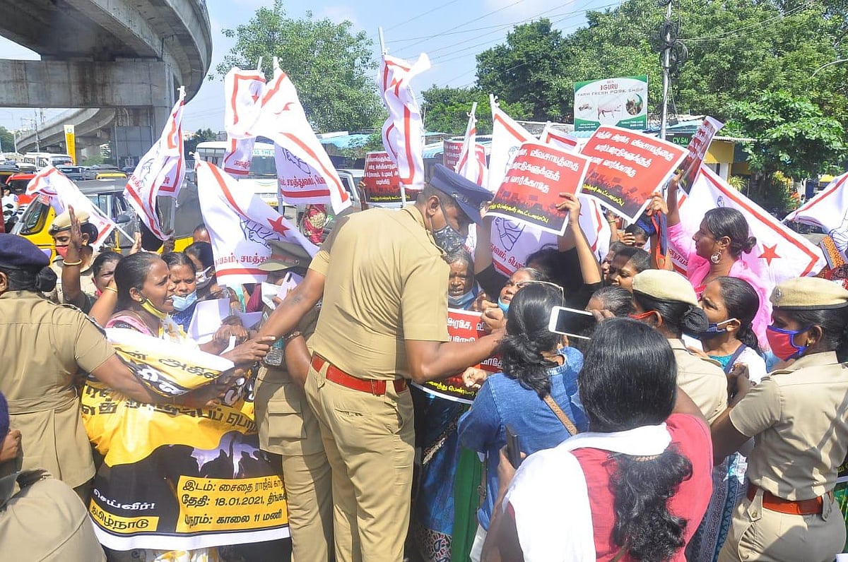 வேளாண் சட்டங்களுக்கு எதிராக ஆளுநர் மாளிகையை முற்றுகையிட்டு போராட்டம் : பெண்களை தடுத்து காவல்துறை அராஜகம்!