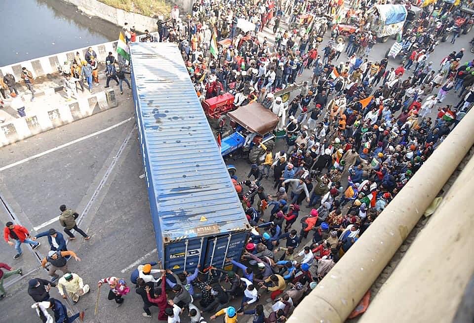 வன்முறை களமாக மாறிய டெல்லி: டிராக்டர் பேரணியின் போது விவசாயிகளை கொடூரமாக தாக்கி போலிஸ் அராஜகம்..! (ALBUM)