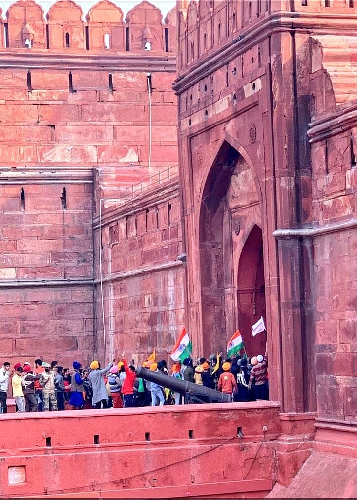 வன்முறை களமாக மாறிய டெல்லி: டிராக்டர் பேரணியின் போது விவசாயிகளை கொடூரமாக தாக்கி போலிஸ் அராஜகம்..! (ALBUM)