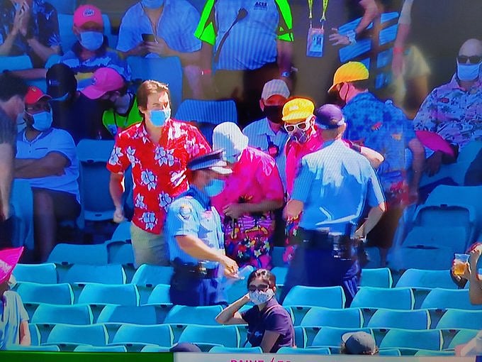 “இந்திய வீரர்கள் மீது 4வது முறையாக இனவெறி தாக்குதல்” : ஆட்டத்தை நிறுத்திய சிராஜ் - மன்னிப்பு கேட்டது ஆஸ்!