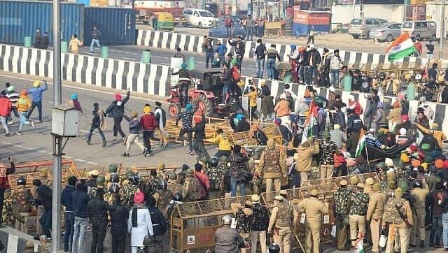 வன்முறை களமாக மாறிய டெல்லி: டிராக்டர் பேரணியின் போது விவசாயிகளை கொடூரமாக தாக்கி போலிஸ் அராஜகம்..! (ALBUM)