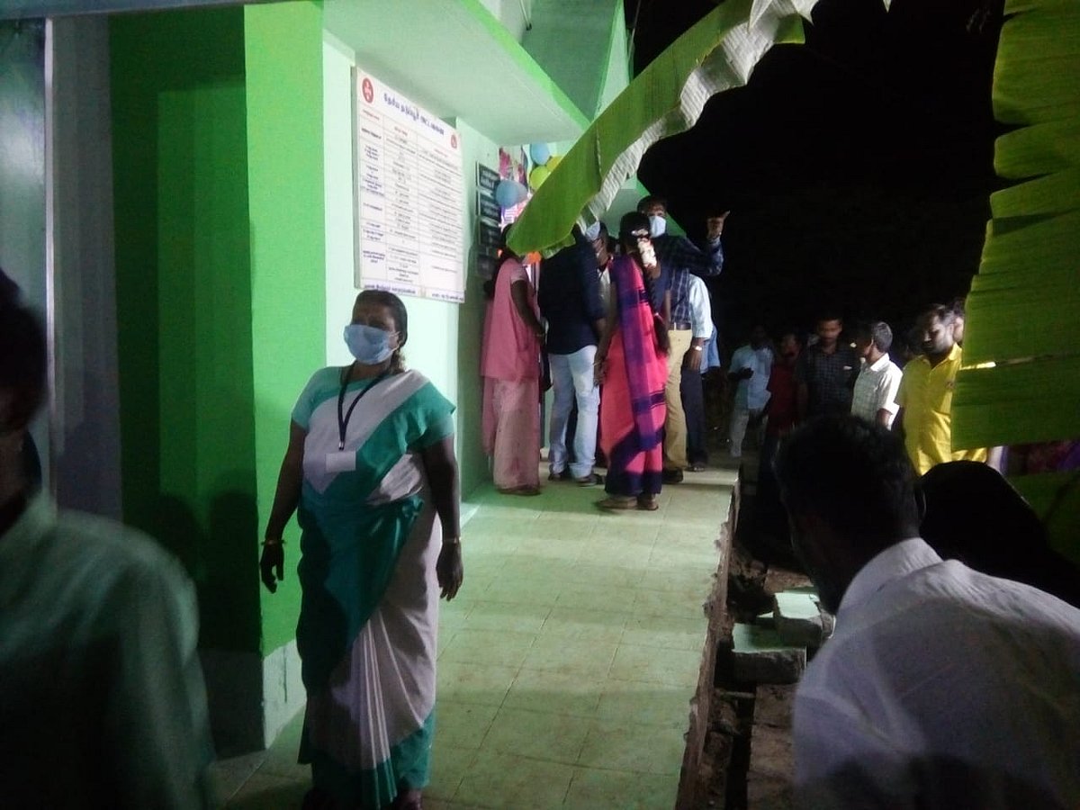 கரூரில் எம்.ஆர்.விஜயபாஸ்கர் திறந்துவைத்த போதே  இடிந்த மினி கிளினிக் சுவர்.. இரண்டு குழந்தைகளுக்கு காயம்!