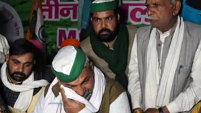 காசிப்பூர் எல்லையில் தொடரும் பதற்றம் : “ஒரு அங்குலம் கூட நகர மாட்டோம்” - போராடும் விவசாயிகள் திட்டவட்டம்!