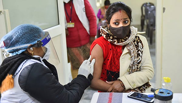 கோவாக்சின் தடுப்பூசியை போட்டுக்கொள்ள பயிற்சி மருத்துவர்கள் மறுப்பு - டெல்லியில் பலருக்கு பக்க விளைவுகள்!