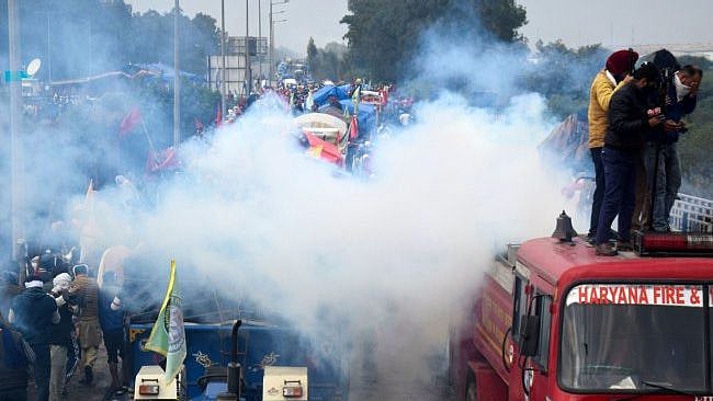 “இரவு நேரத்தில் விவசாயிகள் மீது கண்ணீர் புகை குண்டுகளை வீசி  காவல்துறை தாக்குதல்” : மோடி அரசு அராஜகம்!