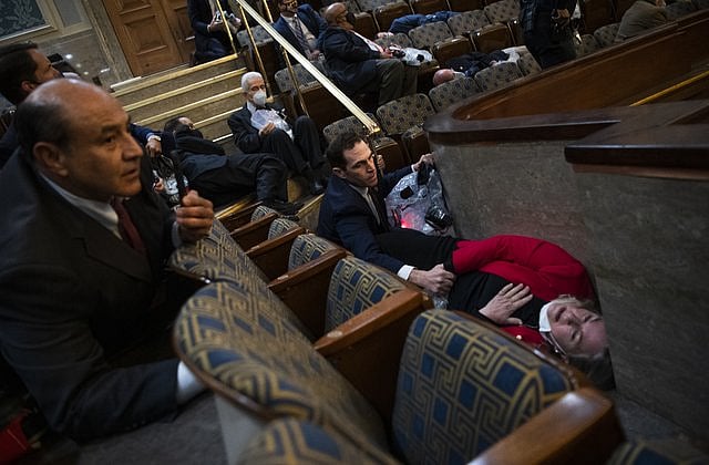 ஜோ பிடன் வெற்றியை தடுக்க சதி : அமெரிக்க நாடாளுமன்றத்தை முற்றுகையிட்டு டிரம்ப் ஆதரவாளர்கள் வன்முறை! #Album