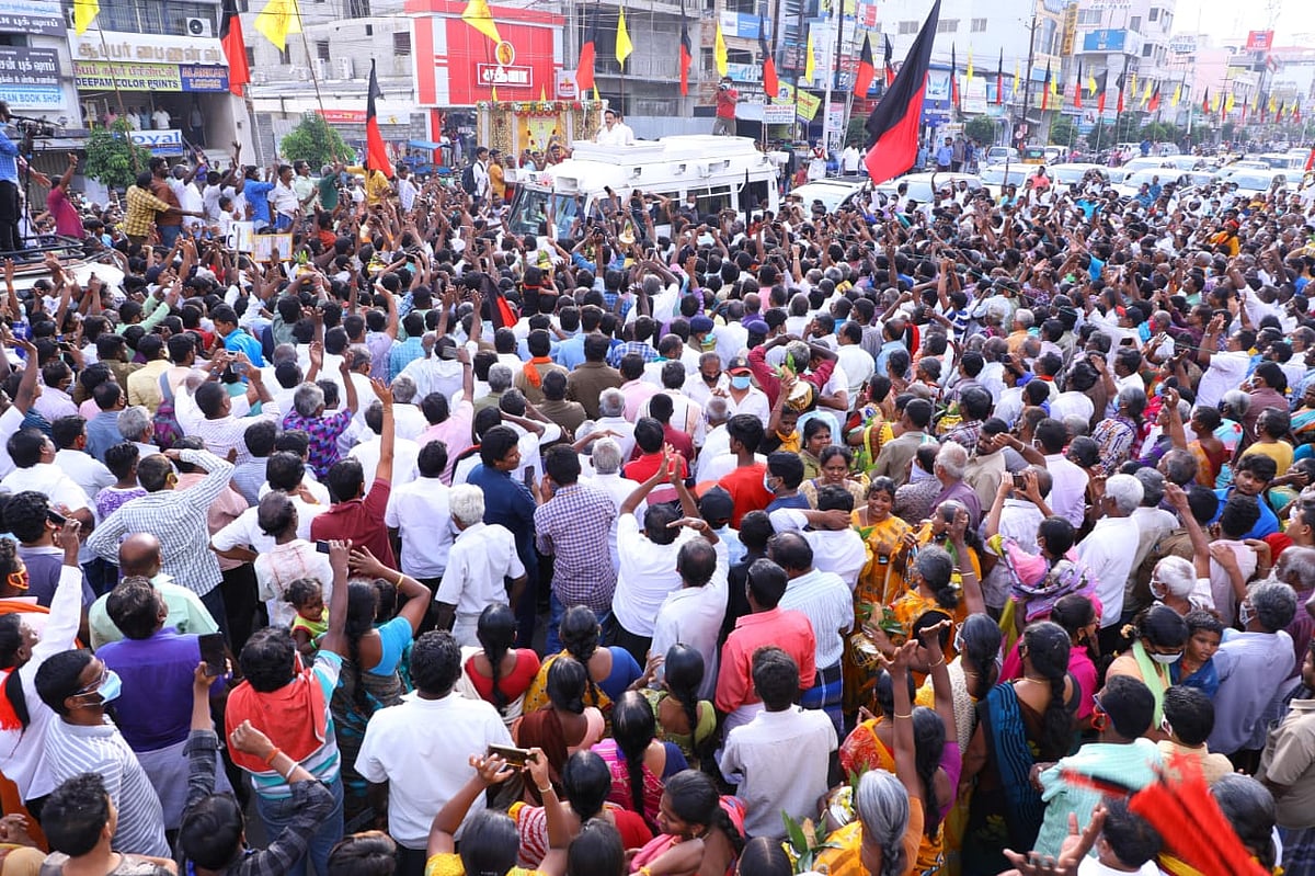 கரூரில் ‘மக்கள் கிராமசபை கூட்டம்’ - தி.மு.க தலைவர் மு.க.ஸ்டாலினுக்கு மக்களின் உற்சாக வரவேற்பு! (ALBUM)