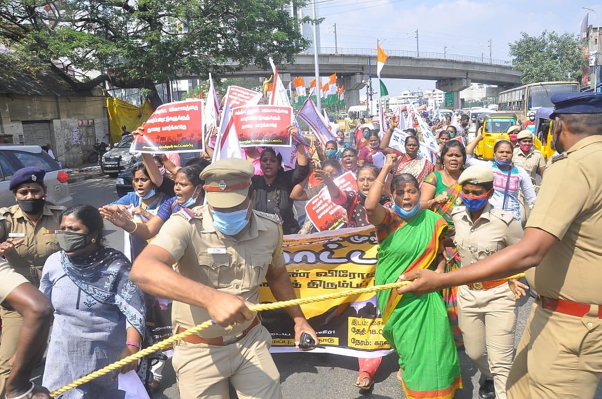 வேளாண் சட்டங்களுக்கு எதிராக ஆளுநர் மாளிகையை முற்றுகையிட்டு போராட்டம் : பெண்களை தடுத்து காவல்துறை அராஜகம்!