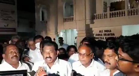 உச்சத்தை எட்டும் உட்கட்சி பூசல் : அமைச்சர் மாஃபா.பாண்டியராஜனை கண்டித்து அ.தி.மு.கவினர் ஆர்ப்பாட்டம்!