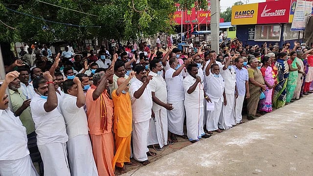 “படகை தாக்கி இந்திய  மீனவர்களை கொன்ற இலங்கை கடற்படை” : கொந்தளிக்கும் கிராம மக்கள் !