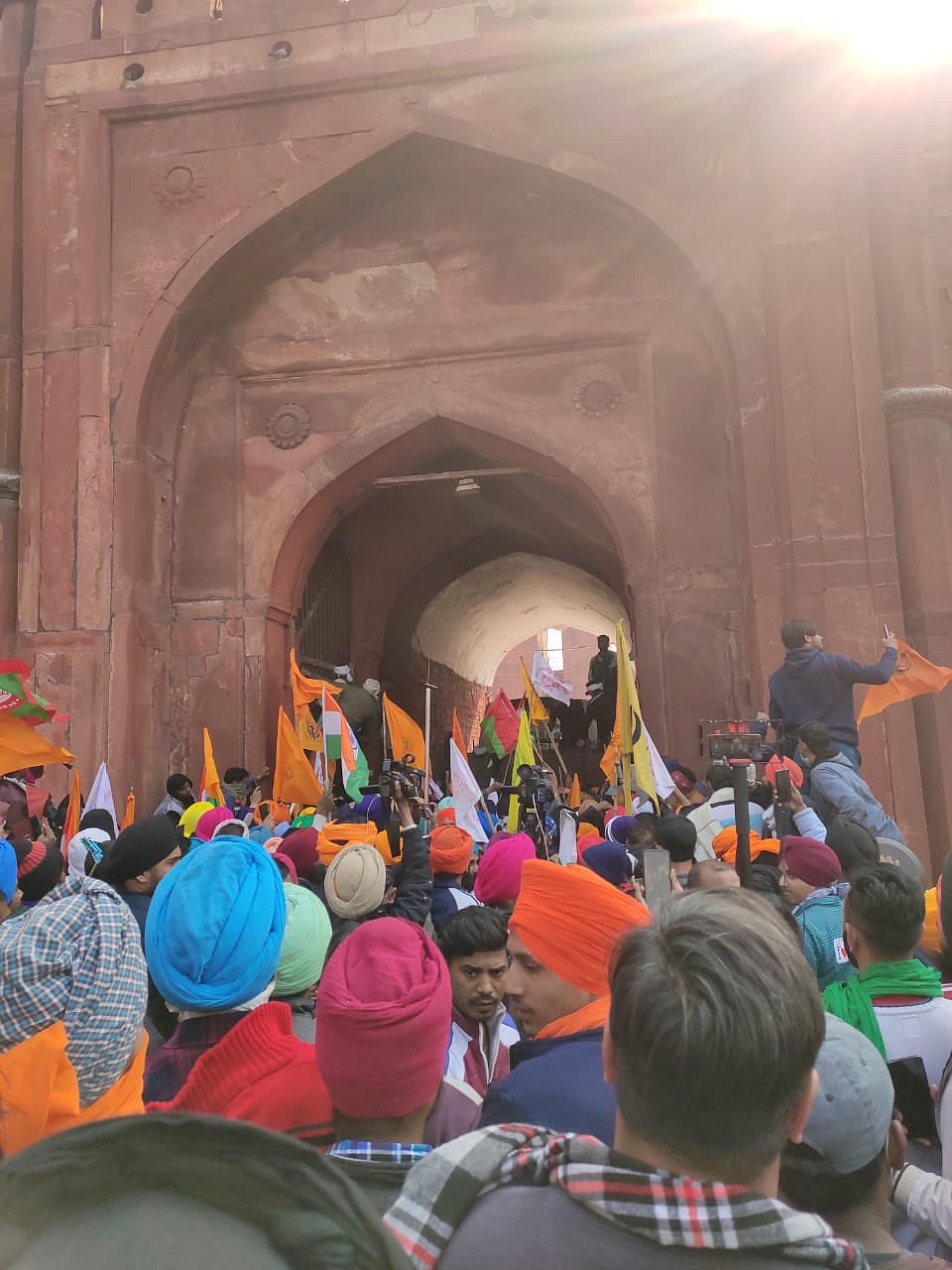 வன்முறை களமாக மாறிய டெல்லி: டிராக்டர் பேரணியின் போது விவசாயிகளை கொடூரமாக தாக்கி போலிஸ் அராஜகம்..! (ALBUM)