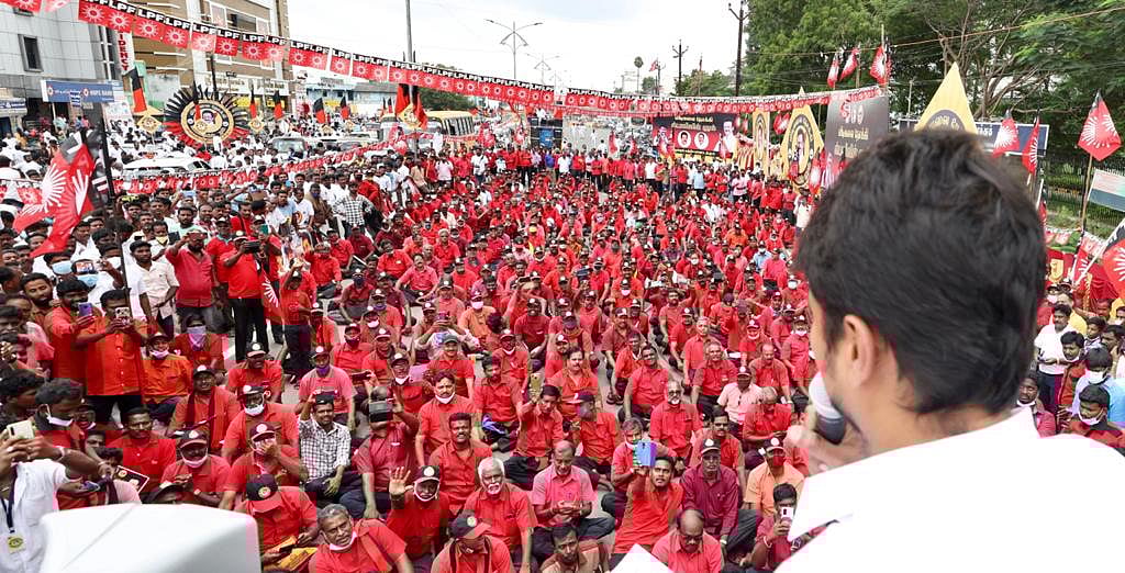 “மக்கள் விரோத அடிமைகளை வீட்டுக்கு அனுப்புவோம்”- மக்கள் வெள்ளத்தில் உதயநிதி ஸ்டாலின்! (Album)