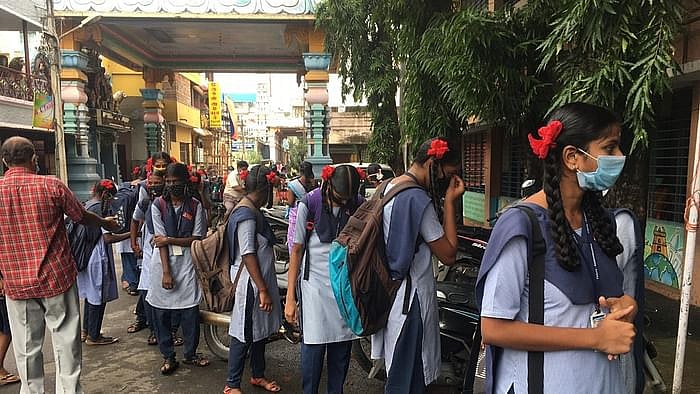 “40% பாடத்திட்டம் குறைப்பு.. சீருடையில் வந்தால் பேருந்தில் இலவச பயணம்” : நாளை முதல் பள்ளிகள் திறப்பு !