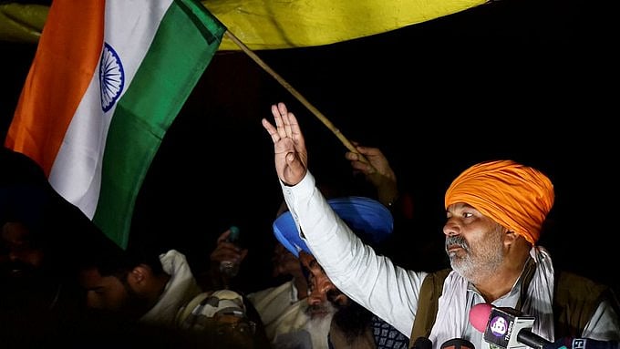 காசிப்பூர் எல்லையில் தொடரும் பதற்றம் : “ஒரு அங்குலம் கூட நகர மாட்டோம்” - போராடும் விவசாயிகள் திட்டவட்டம்!