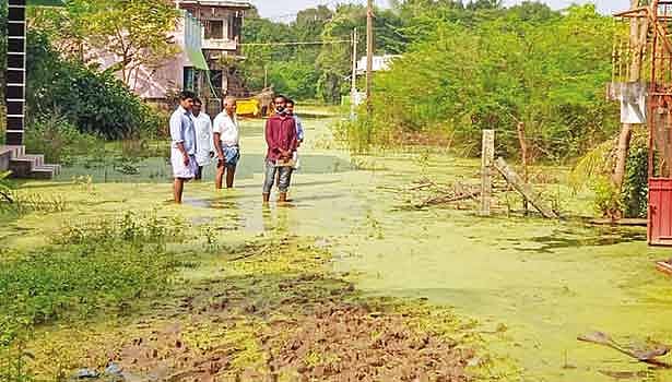 10 ஆண்டுகளாக நீர் நிலைகளை தூர்வாராத அதிமுக அரசு.. மழை வெள்ளத்தில் தத்தளிக்கும் மயிலாடுதுறை கிராம மக்கள்!