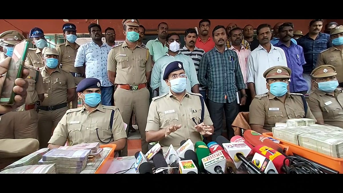 போலிஸ் வேடமிட்டு நகை வியாபாரியிடம் ரூ.80 லட்சம் கொள்ளை.. 15 மணிநேரத்தில் மர்ம கும்பலை பிடித்த தனிப்படை!