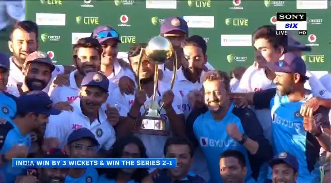 #BorderGavaskarTrophy: கோப்பையை நடராஜனிடம் கொடுத்து கவுரவித்த கேப்டன் ரஹானே! #GabbaTest (Album)