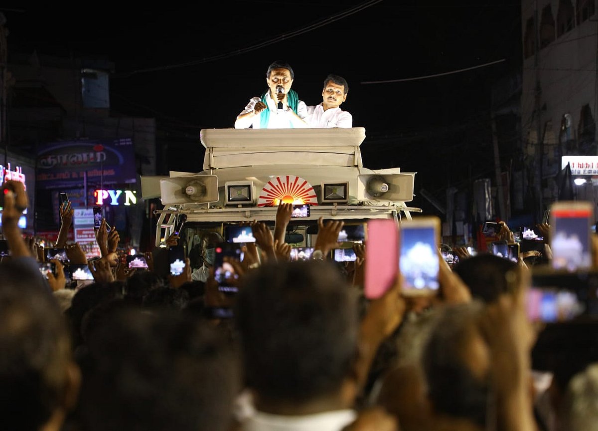 கரூரில் ‘மக்கள் கிராமசபை கூட்டம்’ - தி.மு.க தலைவர் மு.க.ஸ்டாலினுக்கு மக்களின் உற்சாக வரவேற்பு! (ALBUM)