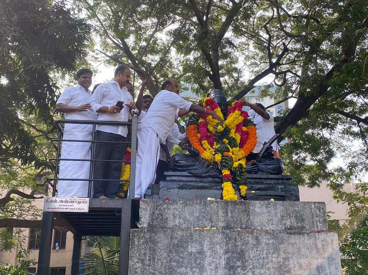 சென்னையில் திருவள்ளுவர் சிலைக்கு மாலை அணிவித்து மரியாதை செலுத்திய திமுகவினர் (படங்கள்)