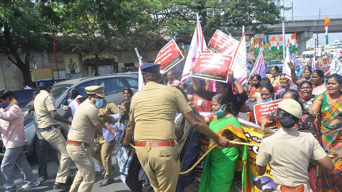 வேளாண் சட்டங்களுக்கு எதிராக ஆளுநர் மாளிகையை முற்றுகையிட்டு போராட்டம் : பெண்களை தடுத்து காவல்துறை அராஜகம்!