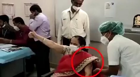 தடுப்பூசி போட்டுக்கொண்டதுபோல் படம் மட்டும் எடுத்தார்களா அதிகாரிகள்? - சர்ச்சை குறித்து விளக்கிய கமிஷனர்!