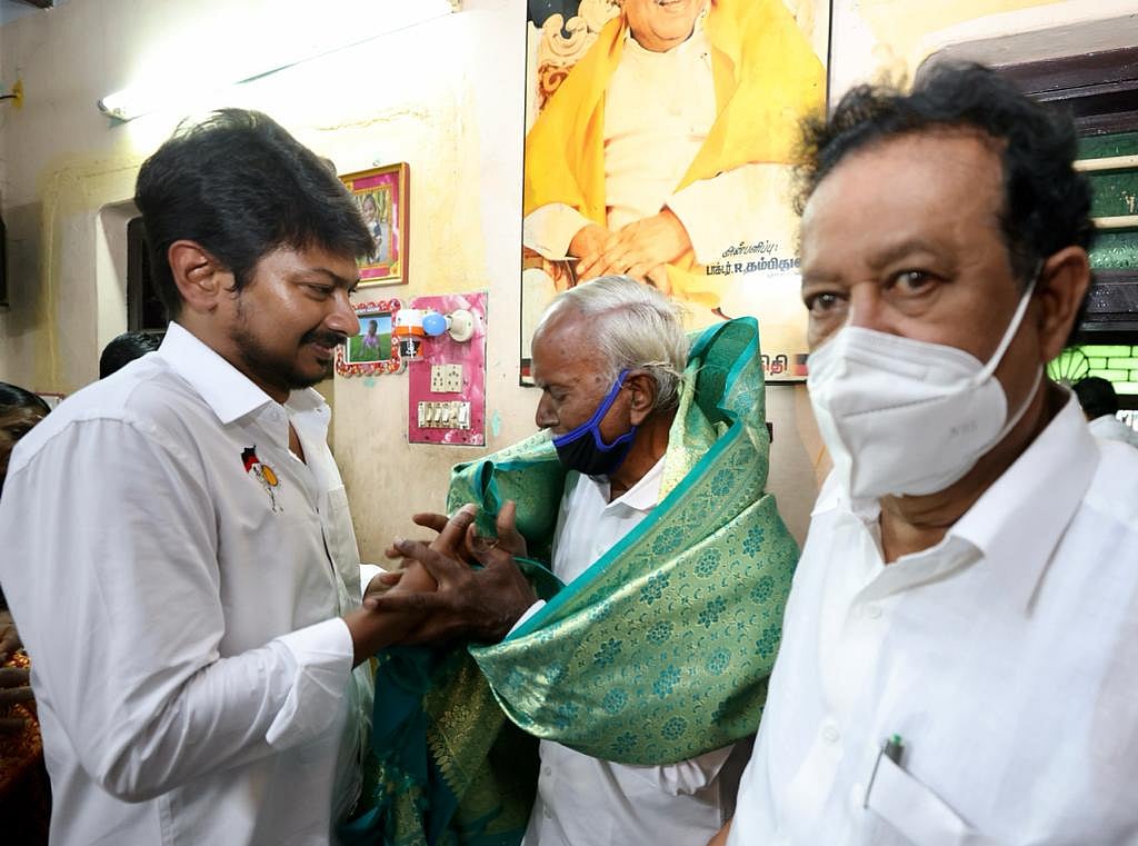 விழுப்புரம் மாவட்டத்தில் மக்களுடன் கலந்துரையாடிய உதயநிதி ஸ்டாலின்! (Album)
