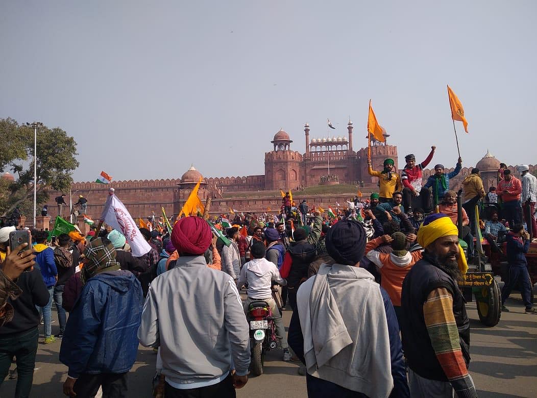 வன்முறை களமாக மாறிய டெல்லி: டிராக்டர் பேரணியின் போது விவசாயிகளை கொடூரமாக தாக்கி போலிஸ் அராஜகம்..! (ALBUM)