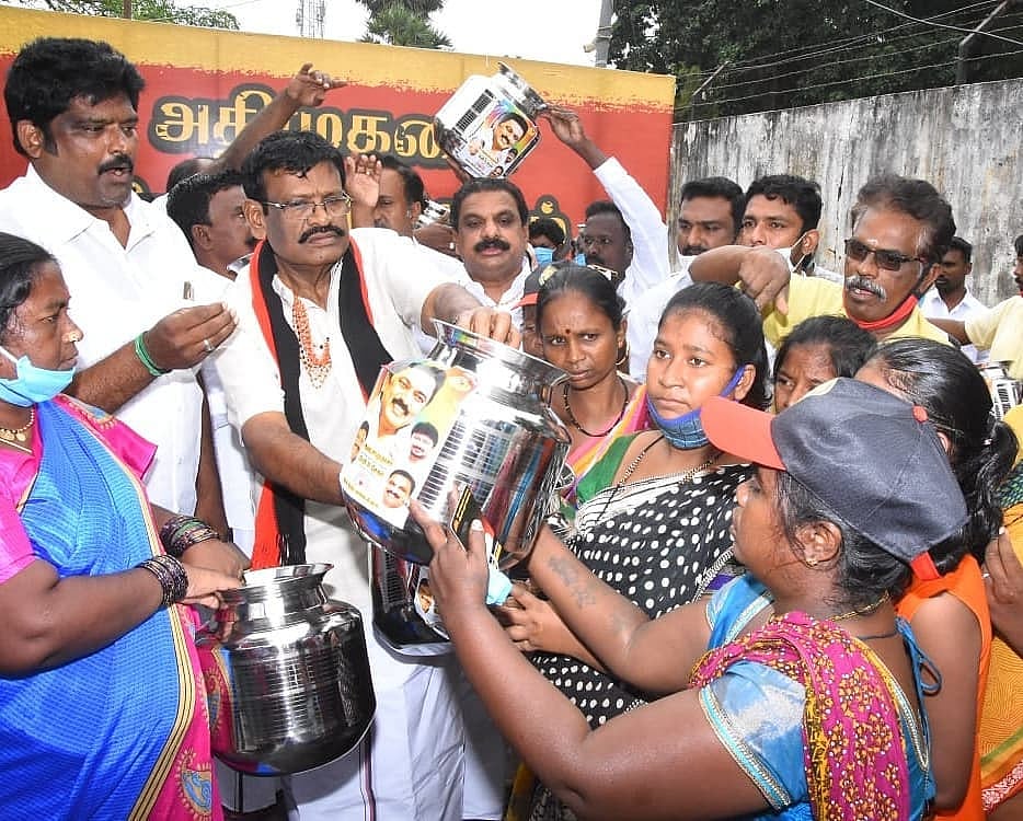 “தி.மு.க கூட்டத்தில் கலந்துகொண்டால் ரூ.2500 வழங்கமாட்டோம்” : நரிக்குறவர் சமூக மக்களை மிரட்டும் அ.தி.மு.க!