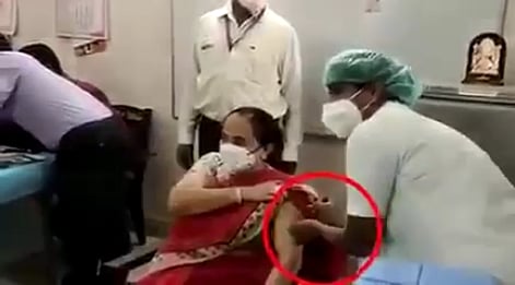 தடுப்பூசி போட்டுக்கொண்டதுபோல் படம் மட்டும் எடுத்தார்களா அதிகாரிகள்? - சர்ச்சை குறித்து விளக்கிய கமிஷனர்!