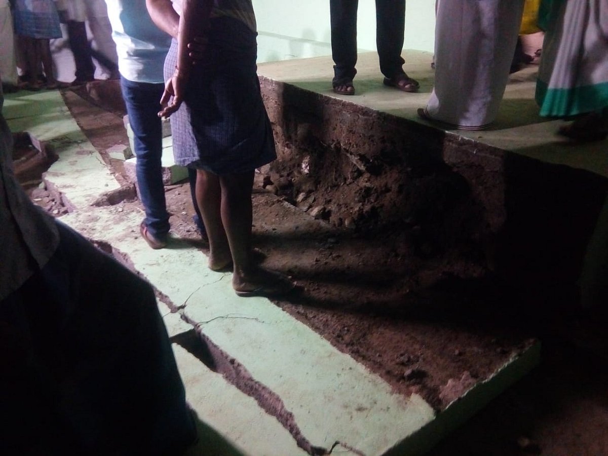 கரூரில் எம்.ஆர்.விஜயபாஸ்கர் திறந்துவைத்த போதே  இடிந்த மினி கிளினிக் சுவர்.. இரண்டு குழந்தைகளுக்கு காயம்!